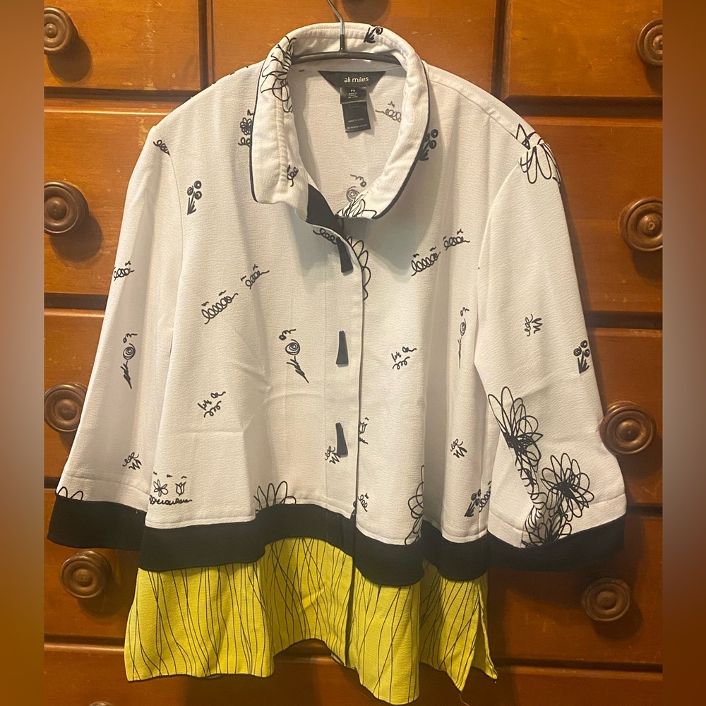 Blouse/jacket with distinctive buttons